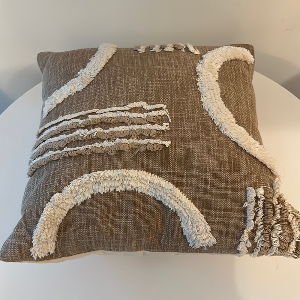 Throw pillow; pet and smoke free home